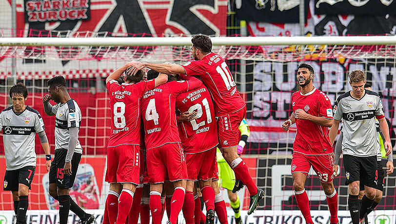 Jubel bei Würzburg, Frust bei Stuttgart: Der Aufsteiger aus Liga Drei besiegt den Absteiger aus Liga Eins. Jubel bei Würzburg, Frust bei Stuttgart: Der Aufsteiger aus Liga Drei besiegt den Absteiger aus Liga Eins.