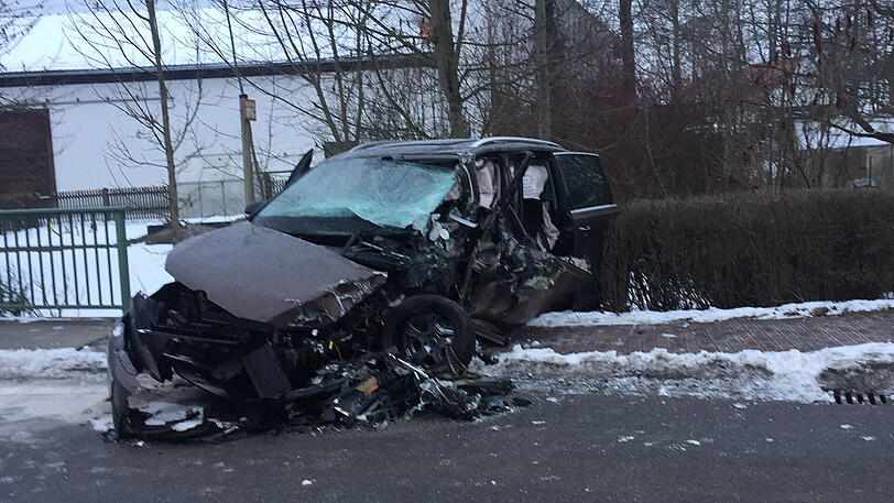 Die VW-Fahrerin war von der Straße abgekommen und in den Bus geprallt.