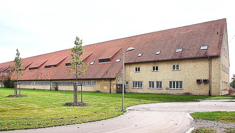 Die Halle 116 der ehemaligen Sheridan-Kaserne. Das Gebäude wurde Anfang Mai 1944 zum Außenlager des ehemaligen Konzentrationslagers Dachau. Die Halle 116 der ehemaligen Sheridan-Kaserne. Das Gebäude wurde Anfang Mai 1944 zum Außenlager des ehemaligen Konzentrationslagers Dachau.
