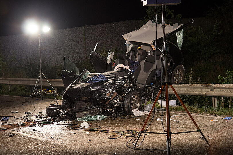 Auf der B20 bei Feldkirchen kollidierten am Sonntagabend zwei Autos. Ein Mann erlag noch an der Unfallstelle seinen Verletzungen, zwei weitere wurden schwer verletzt.