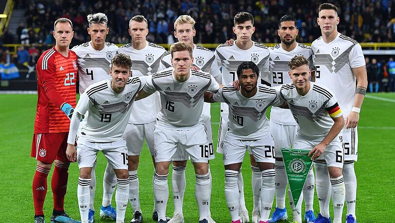 Beim 2:2 gegen Argentinien führte Bayern-Profi Joshua Kimmich (rechts vorne) die Nationalelf erstmals als Kapitän auf den Rasen. Links neben ihm Serge Gnabry. Beim 2:2 gegen Argentinien führte Bayern-Profi Joshua Kimmich (rechts vorne) die Nationalelf erstmals als Kapitän auf den Rasen. Links neben ihm Serge Gnabry.