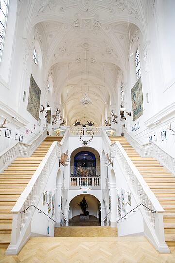 Besonders schön: Im Weißen Saal im Jagd- und Fischereimuseum stehen vor allem Exponate zur Kulturgeschichte der Jagd.Hier ist außerdem gut zu erkennen, dass das Museum mal eine Kirche war.