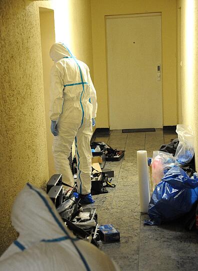 Spurensicherer untersuchen am Freitag die Zwei-Zimmer-Wohnung von Inge Wittersheim im zweiten Stock.
