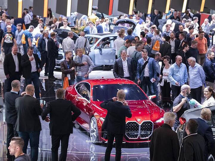 Messebesucher der IAA schauen sich auf dem Messestand von BMW das Concept 4 Fahrzeug an. Foto: Silas Stein/dpa/Archivbild