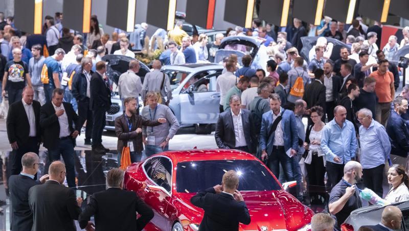 Messebesucher der IAA schauen sich auf dem Messestand von BMW das Concept 4 Fahrzeug an. Foto: Silas Stein/dpa/Archivbild Messebesucher der IAA schauen sich auf dem Messestand von BMW das Concept 4 Fahrzeug an. Foto: Silas Stein/dpa/Archivbild