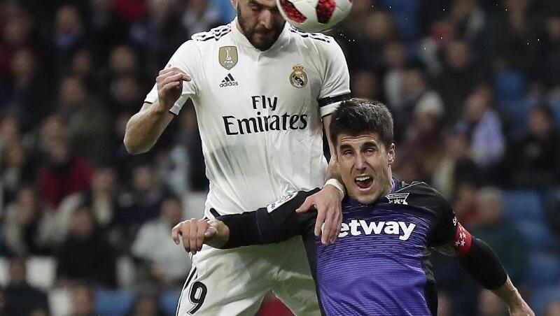 Obenauf: Reals Karim Benzema (l) beim Kopfballduell mit Unai Bustinza von CD Leganes. Obenauf: Reals Karim Benzema (l) beim Kopfballduell mit Unai Bustinza von CD Leganes.