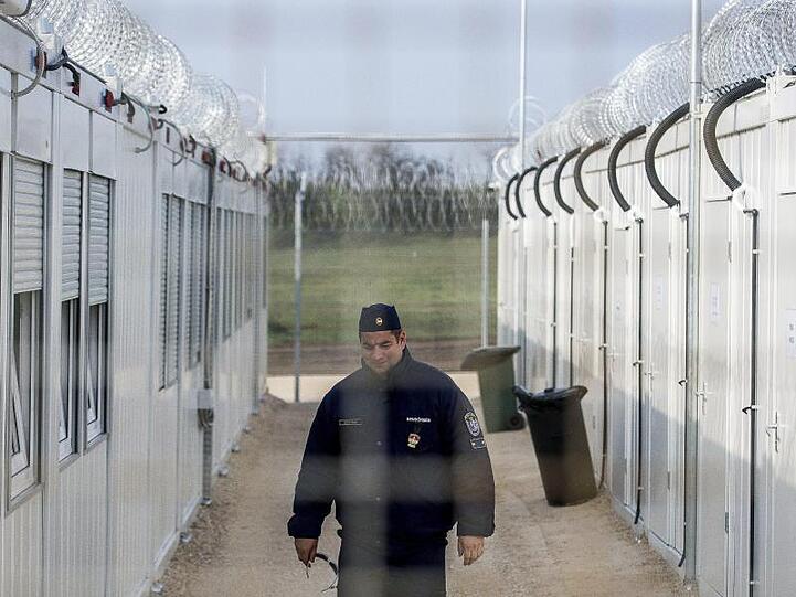 Ein ungarischer Polizist patrouilliert durch ein Lager für Asylsuchende an der Grenze zu Serbien.