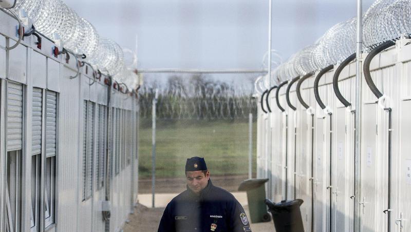 Ein ungarischer Polizist patrouilliert durch ein Lager für Asylsuchende an der Grenze zu Serbien. Ein ungarischer Polizist patrouilliert durch ein Lager für Asylsuchende an der Grenze zu Serbien.