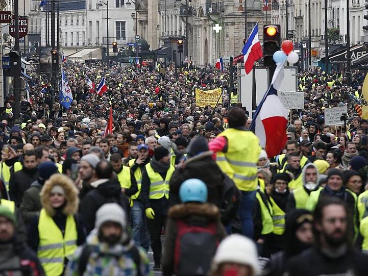 Teilnehmer einer "Gelbwesten"-Demonstration marschieren durch Paris.