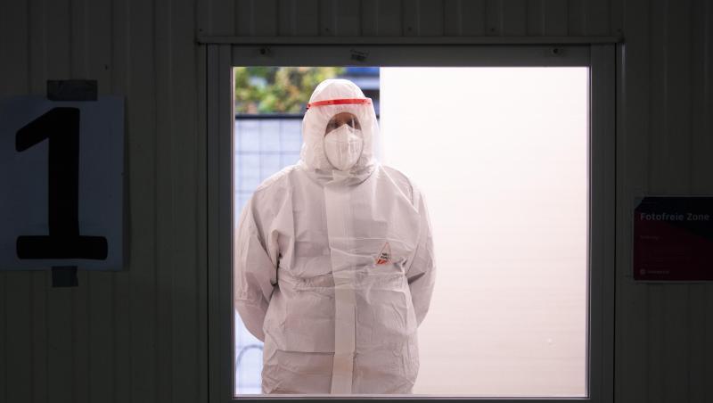 Ein Helfer der Johanniter wartet im Corona Testzentrum am Flughafen Hannover auf den nächsten Patienten.