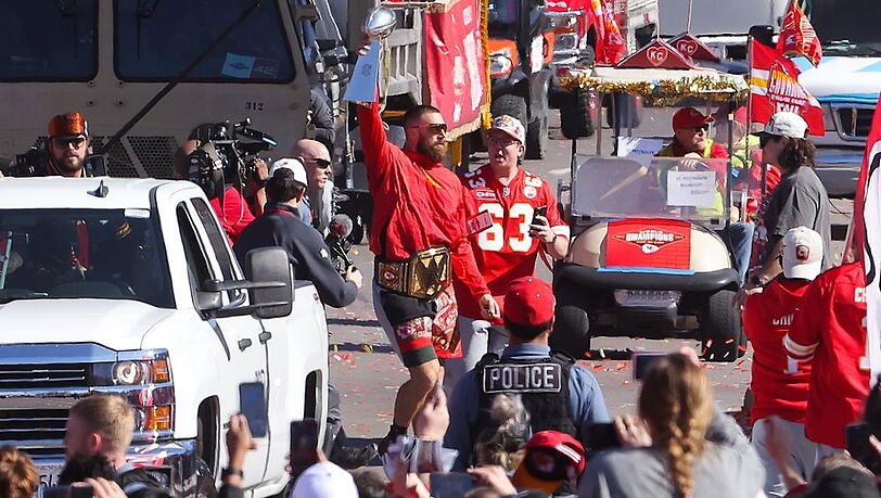 Hier war noch alles fröhlich: Travis Kelce ließ sich bei der Parade in Kansas City von den Fans feiern.