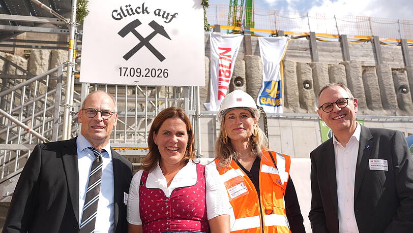 Bahn-Vorstand Gerd-Dietrich Bolte, Dritte B&uuml;rgermeisterin Verena Dietl (SPD), Tunnelpatin Ann-Kathrin Jandt-Bernreiter sowie Michael Blaschko, Vorstands der Wayss&Freytag Ingenieurbau AG bei der "Tunnelandrehfeier" am Donnerstagnachmittag.