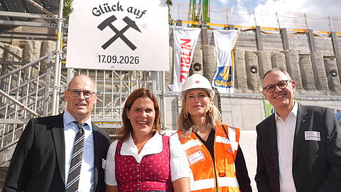 Bahn-Vorstand Gerd-Dietrich Bolte, Dritte B&uuml;rgermeisterin Verena Dietl (SPD), Tunnelpatin Ann-Kathrin Jandt-Bernreiter sowie Michael Blaschko, Vorstands der Wayss&Freytag Ingenieurbau AG bei der "Tunnelandrehfeier" am Donnerstagnachmittag.