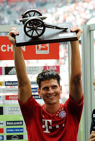 Mario Gomez vom FC Bayern hält nach dem Spiel die Torjägerkanone in den Händen. Gomez ist mit 28 Saisontreffern der erfolgreichste Torschütze der Bundesliga.