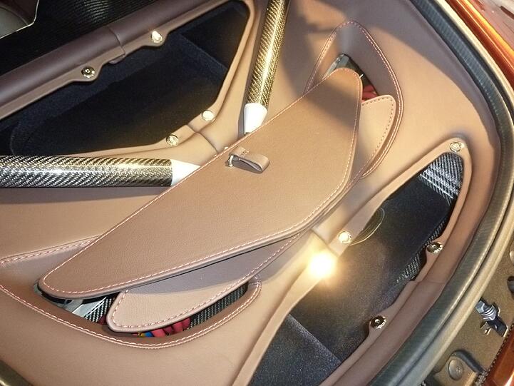 Limitiert auf 77 Stück, 354 Km/h Spitze, 1,7 Millionen Euro teuer: Das sind die Facts des Aston Martin One-77. Die AZ hat sich den Flitzer im Münchner Showroom angeschaut. Die Bilder