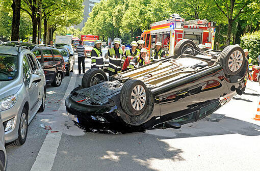 Feuerwehreinsatz in der Freischützstraße: Der Opel kam nach dem Unfall auf dem Dach zu liegen.