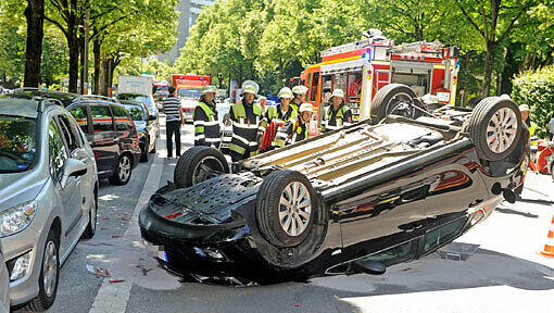 Feuerwehreinsatz in der Freischützstraße: Der Opel kam nach dem Unfall auf dem Dach zu liegen. Feuerwehreinsatz in der Freischützstraße: Der Opel kam nach dem Unfall auf dem Dach zu liegen.