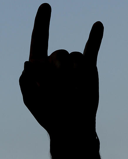 Am Mittwoch kamen die meisten Fans schon angereist, um am Donnerstag das größte Metal-Festival der Welt zu feiern. Aufgrund von Regenfällen waren Teile des Festivalgeländes noch ziemlich matschig - doch wen störts? Die Metall-Fans jedenfalls nicht! Die Bilder von Anreise und erstem Abend