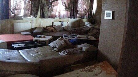 Im Wohnzimmer ist alles vollgesogen. Das Sofa der Familie ist nicht mehr zu gebrauchen.