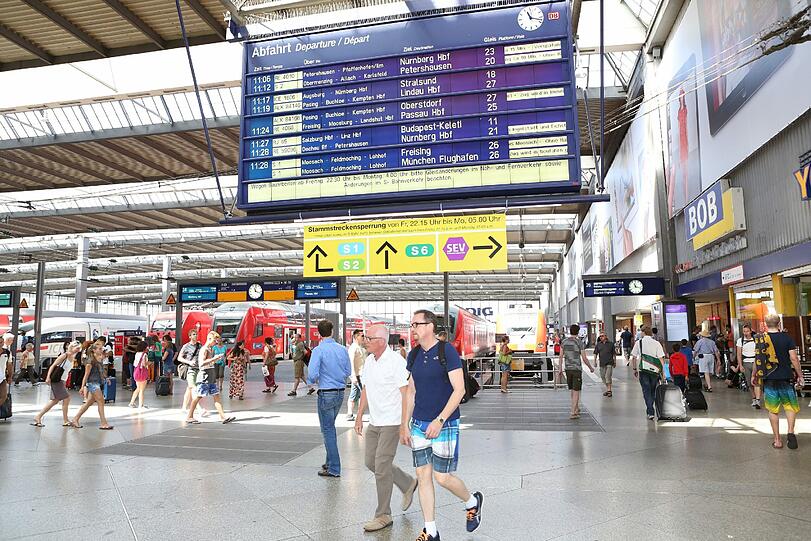 Bauarbeiten auf der Stammstrecke: Wer am Wochenende mitten in München die S-Bahn nehmen will, schaut in die Röhre. Die Bahn baut um. Wir haben uns auf der großen Baustelle mal ein Bild gemacht. Hier gibt's die Fotos...