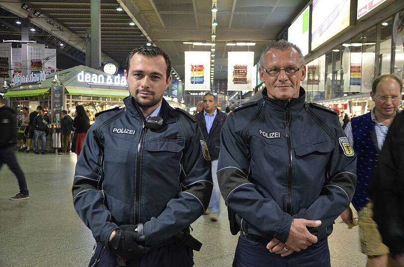 Das Zweier-Beamtenteam aus Daniel Spieler und Ralf Schiller wird noch bis 7 Uhr morgens am Hauptbahnhof aufpassen.
