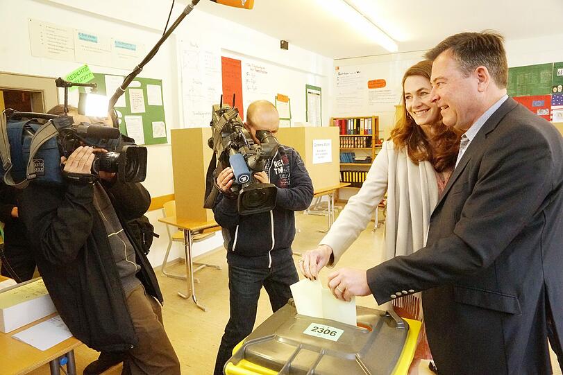 Josef Schmid gibt seinen Wahlzettel für die Stichwahl ab.