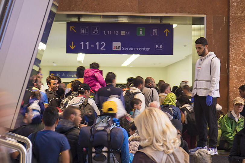 Flüchtlinge in der Bahnhofshalle in Salzburg. Sie wissen nicht wie es weiter geht.