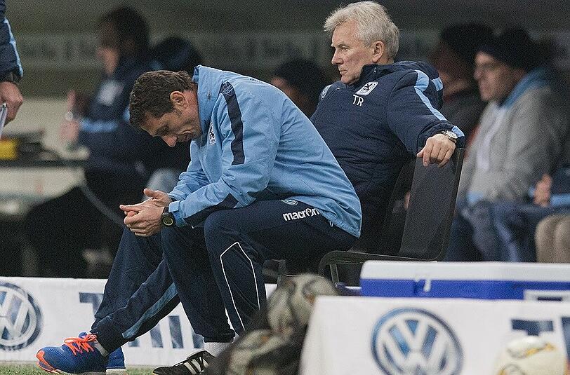 Schon beim Spiel gegen den KSC hatte der Cheftrainer Probleme, sein Co übernahm das Coaching: Löwen-Trainer Benno Möhlmann und sein Assistent Sven Kmetsch.