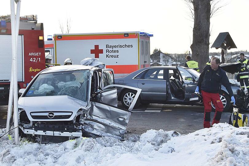Tödlicher Unfall auf der B13: Nach einem Zusammenstoß starb ein Opel-Fahrer noch im Krankenwagen.