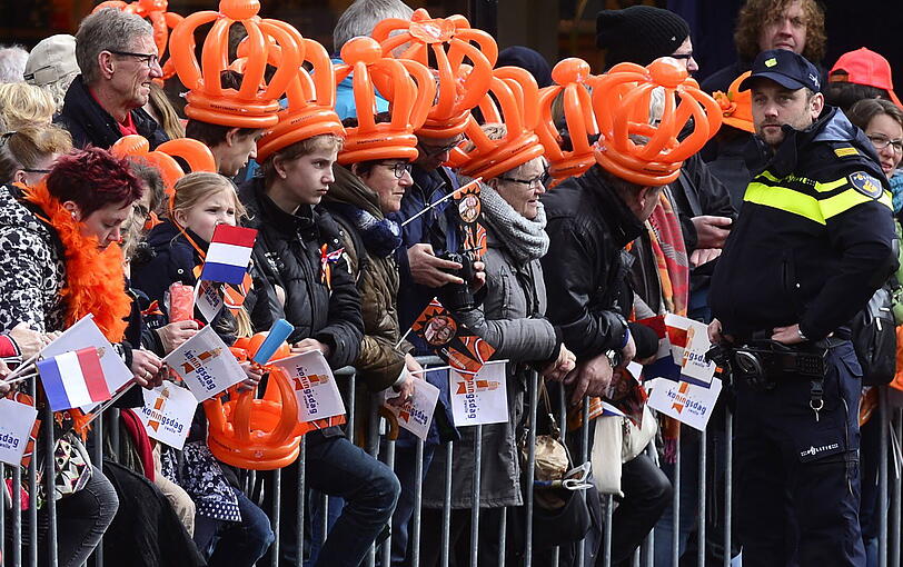 Das jubelnde Volk kleidete sich traditionsgemäß in Orange.