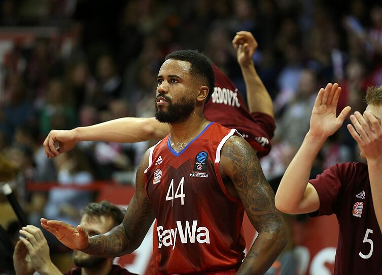 Die Bayern Basketballer um Bryce Taylor feiern einen Auswärtssieg im Europa-Pokal.