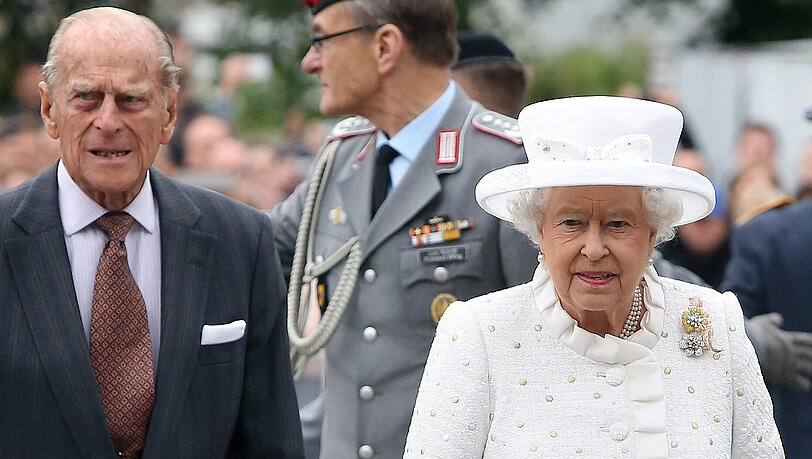 Gemeinsam mit ihrem Mann Prinz Philip absolviert die Queen ein straffes Programm in Berlin Gemeinsam mit ihrem Mann Prinz Philip absolviert die Queen ein straffes Programm in Berlin