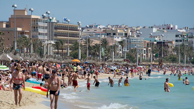 Urlauber tummeln sich auf der Mittelmeerinsel Mallorca am Strand von Arenal. Urlauber tummeln sich auf der Mittelmeerinsel Mallorca am Strand von Arenal.