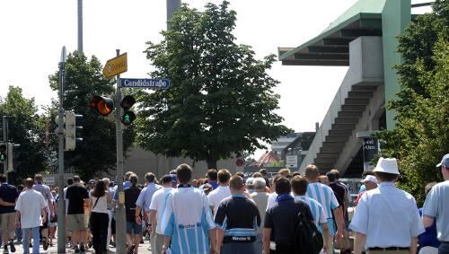 Sechzig-Fans auf dem Weg ins Grünwalder Stadion Sechzig-Fans auf dem Weg ins Grünwalder Stadion
