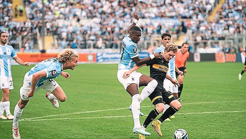 Gegen Dynamo der beste Löwe, aber hier im Glück, keinen Elfmeter zu verursachen: Löwe Leroy Kwadwo.