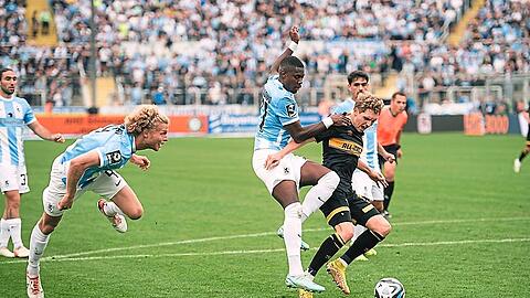 Gegen Dynamo der beste Löwe, aber hier im Glück, keinen Elfmeter zu verursachen: Löwe Leroy Kwadwo.