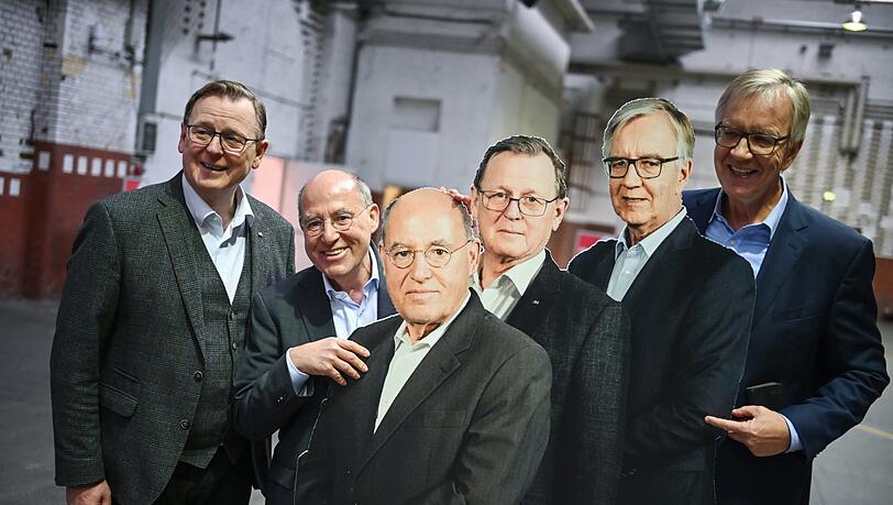 Die drei "Silberlocken" mit Pappkameraden ihrerselbst: Bodo Ramelow (1.v.l.), Gregor Gysi (2.v.l.) und Dietmar Bartsch (1.v.r.) auf einem Parteitag der Linken. Die drei "Silberlocken" mit Pappkameraden ihrerselbst: Bodo Ramelow (1.v.l.), Gregor Gysi (2.v.l.) und Dietmar Bartsch (1.v.r.) auf einem Parteitag der Linken.