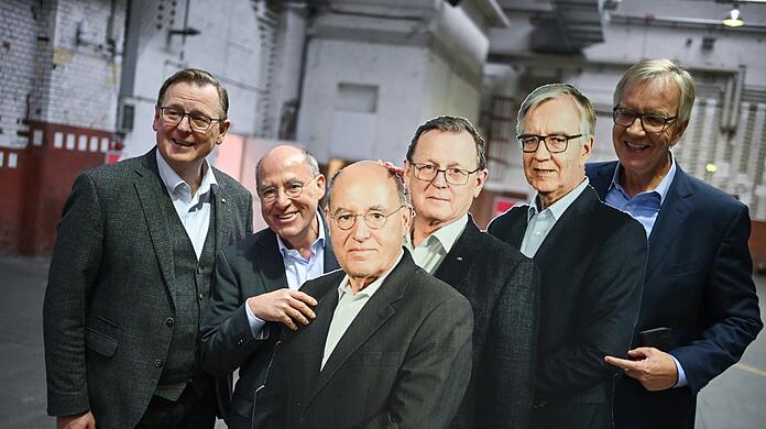 Die drei "Silberlocken" mit Pappkameraden ihrerselbst: Bodo Ramelow (1.v.l.), Gregor Gysi (2.v.l.) und Dietmar Bartsch (1.v.r.) auf einem Parteitag der Linken.