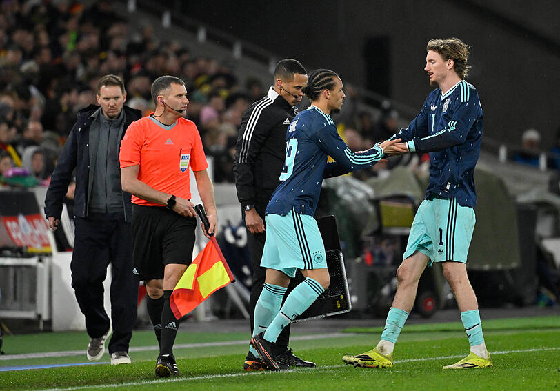 Pfiffe bei der Einwechslung: San&eacute; (r.).