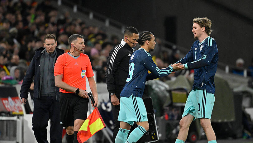 Pfiffe bei der Einwechslung: San&eacute; (r.).