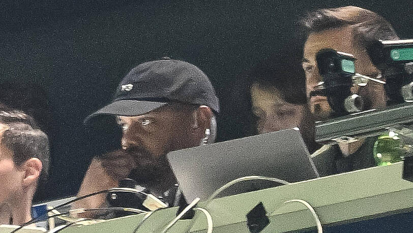 Bayern-Trainer Vincent Kompany sieht das irre Halbfinale auf der Trib&uuml;ne.