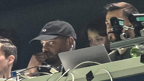 Bayern-Trainer Vincent Kompany sieht das irre Halbfinale auf der Trib&uuml;ne.