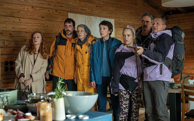Eigentlich hatten sie sich auf ein schönes Wochenende zu siebt gefreut, doch vor Ort erwartet die Freunde eine große Überraschung, von links: Ines (Brigitte Hobmeier), Harry (Marcel Mohab), Sanne (Katrin Wichmann), Juliane (Julia Koschitz), Paula (Friederike Kempter), Edwin (Felix Hellmann) und Pascal (Maximilian Brückner). Eigentlich hatten sie sich auf ein schönes Wochenende zu siebt gefreut, doch vor Ort erwartet die Freunde eine große Überraschung, von links: Ines (Brigitte Hobmeier), Harry (Marcel Mohab), Sanne (Katrin Wichmann), Juliane (Julia Koschitz), Paula (Friederike Kempter), Edwin (Felix Hellmann) und Pascal (Maximilian Brückner).