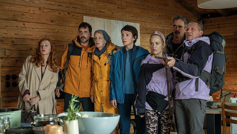 Eigentlich hatten sie sich auf ein schönes Wochenende zu siebt gefreut, doch vor Ort erwartet die Freunde eine große Überraschung, von links: Ines (Brigitte Hobmeier), Harry (Marcel Mohab), Sanne (Katrin Wichmann), Juliane (Julia Koschitz), Paula (Friederike Kempter), Edwin (Felix Hellmann) und Pascal (Maximilian Brückner). Eigentlich hatten sie sich auf ein schönes Wochenende zu siebt gefreut, doch vor Ort erwartet die Freunde eine große Überraschung, von links: Ines (Brigitte Hobmeier), Harry (Marcel Mohab), Sanne (Katrin Wichmann), Juliane (Julia Koschitz), Paula (Friederike Kempter), Edwin (Felix Hellmann) und Pascal (Maximilian Brückner).