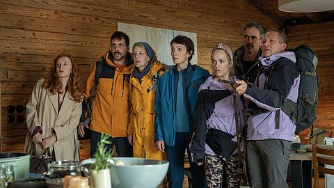 Eigentlich hatten sie sich auf ein sch&ouml;nes Wochenende zu siebt gefreut, doch vor Ort erwartet die Freunde eine gro&szlig;e &Uuml;berraschung, von links: Ines (Brigitte Hobmeier), Harry (Marcel Mohab), Sanne (Katrin Wichmann), Juliane (Julia Koschitz), Paula (Friederike Kempter), Edwin (Felix Hellmann) und Pascal (Maximilian Br&uuml;ckner).