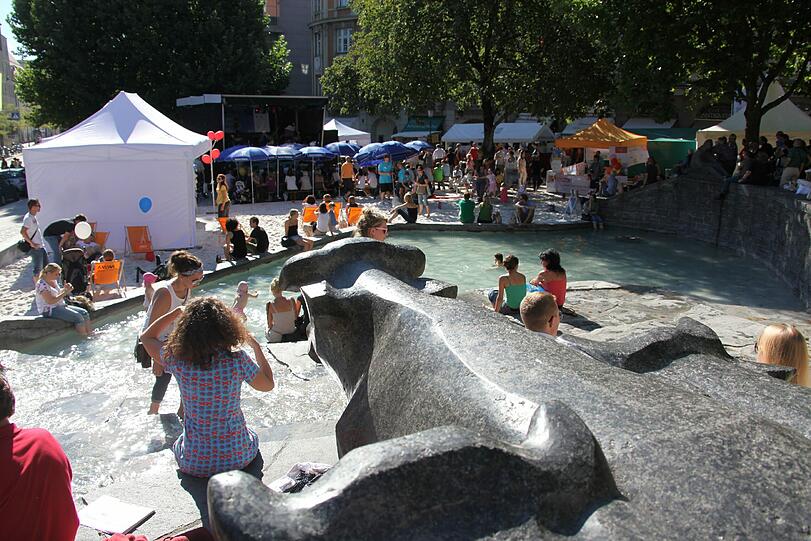 Rund 300.000 Menschen haben am Wochenende das Münchner Streetlife-Festival besucht. Bei sonnigem Wetter nahmen sie die für den Verkehr gesperrten Ludwig- und Leopoldstraßen in Besitz. Die Bilder vom Festival.