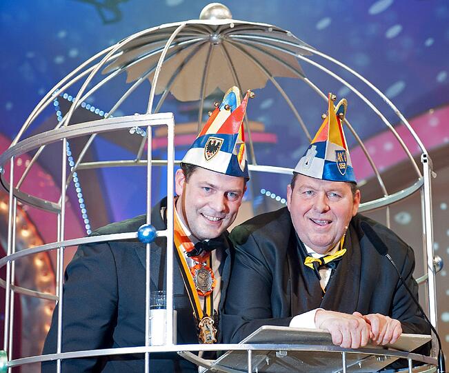 Philipp zu Guttenberg und der Ordensritter Ottfried Fischer posieren bei der Verleihung des Ordens "Wider den tierischen Ernst" in Aachen.