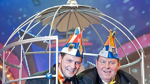 Philipp zu Guttenberg und der Ordensritter Ottfried Fischer posieren bei der Verleihung des Ordens "Wider den tierischen Ernst" in Aachen.