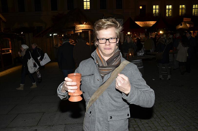 Name: Thors Hammer 
Stand: Metschänke, Mittelaltermarkt
Preis: 5 Euro
Menge: 0,2 Liter
Sterne: 3/5 (Bewertung unmöglich)


FAZIT: Nein, lecker ist &bdquo;Thors Hammer&ldquo; wirklich nicht. Aber mein Testosteronspiegel schnellt in die Höhe. Der Inhalt besteht aus Met und Whiskey. Genauso martialisch wie sein Name vermuten lässt, ist er auch. Jeder Schluck zwingt zur Pause. Kurz: Der Hammer haut mich um, aber ich möchte auf einmal Drachen töten&hellip;