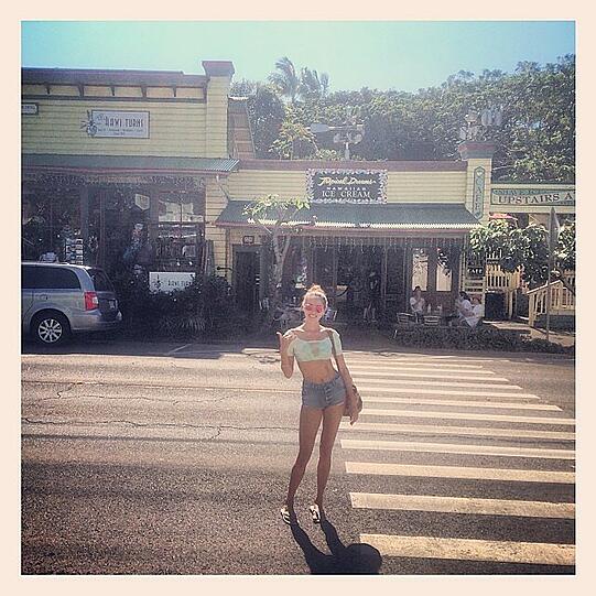 Model Jessica Michibata in knappen Shorts.